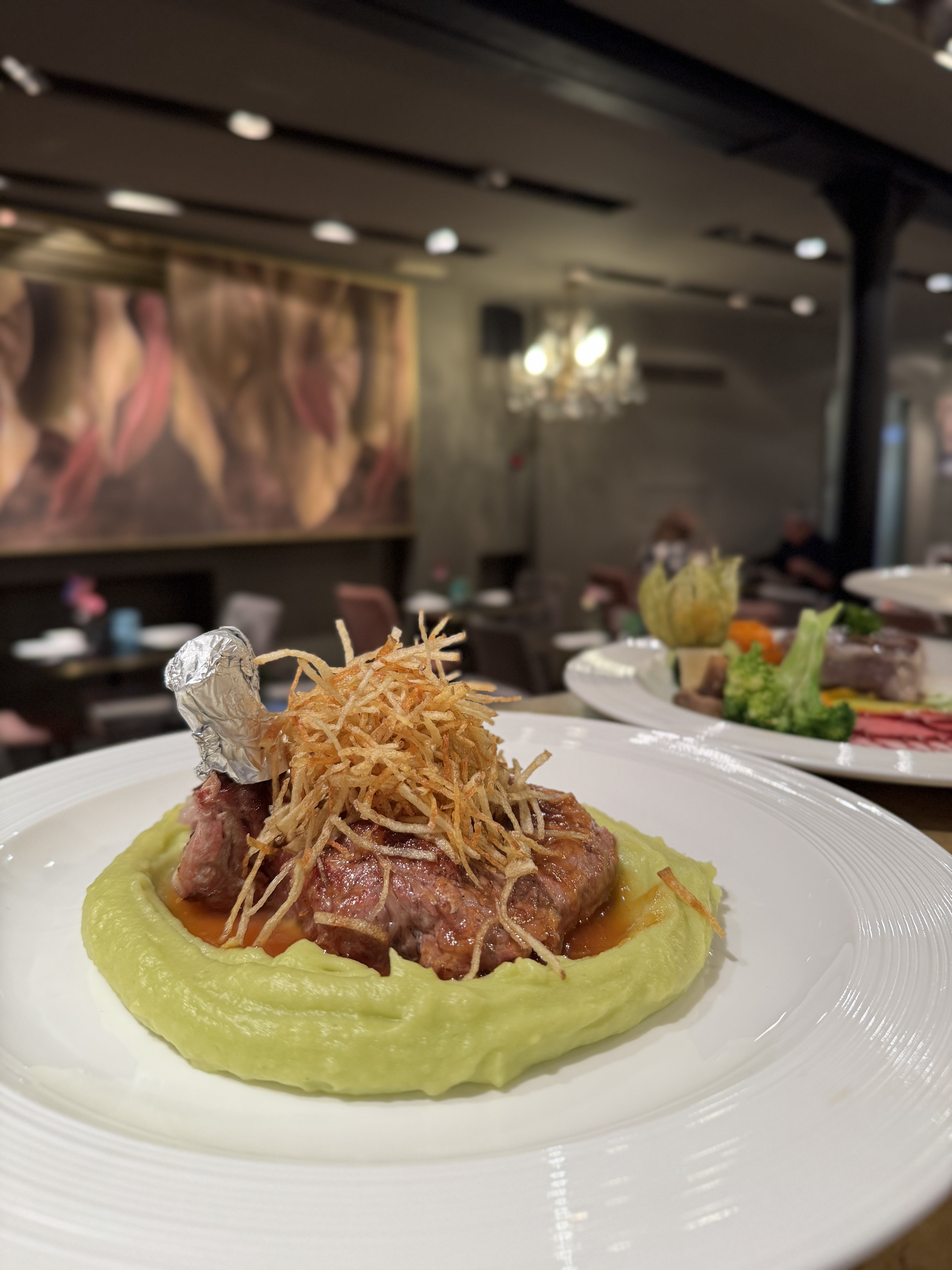 Gourmet bistecca servita con purea cremosa e chips croccanti - Impronta Venice