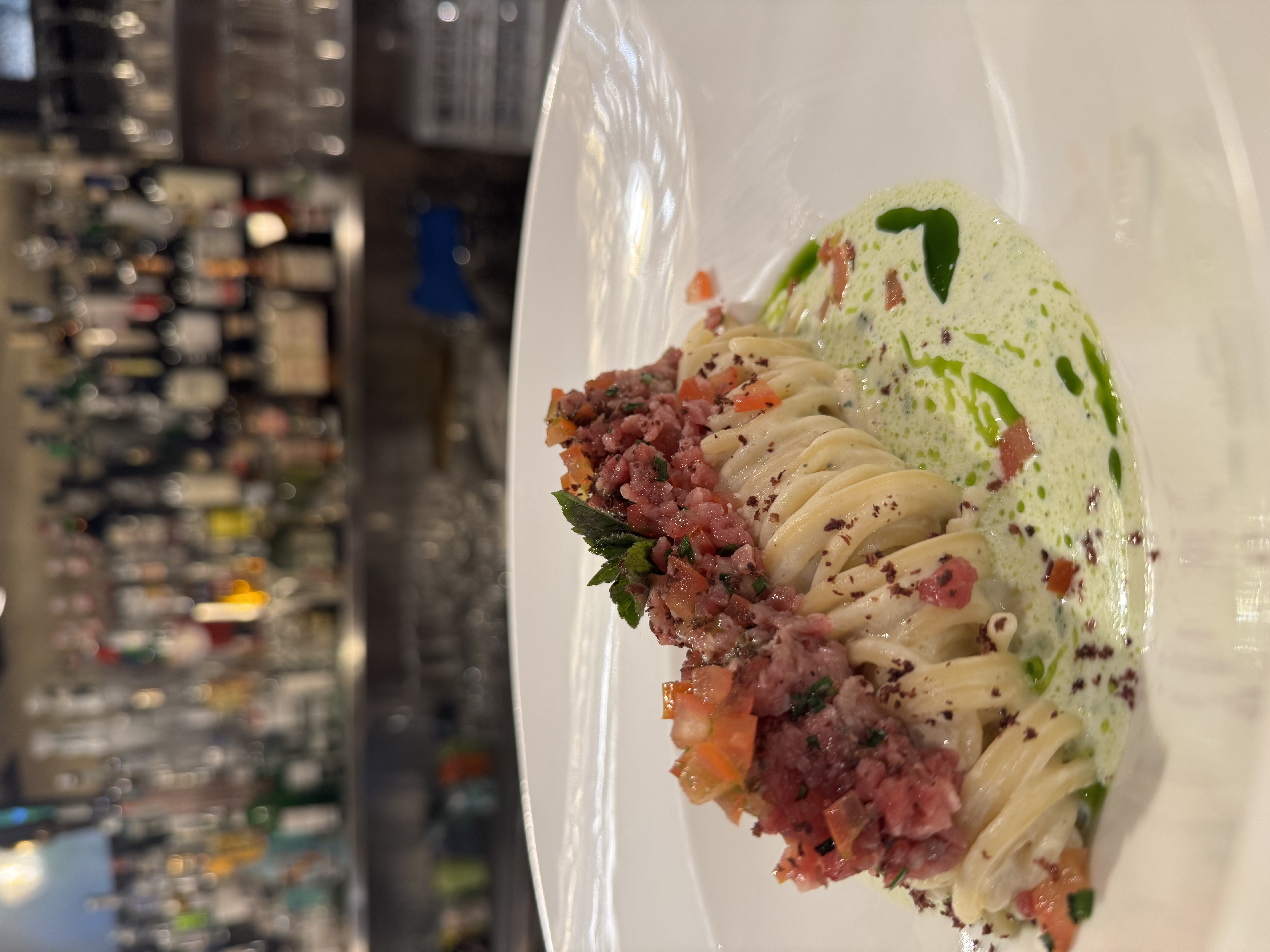Pasta fresca fatta a mano con tartare di manzo - piatti tradizionali veneziani