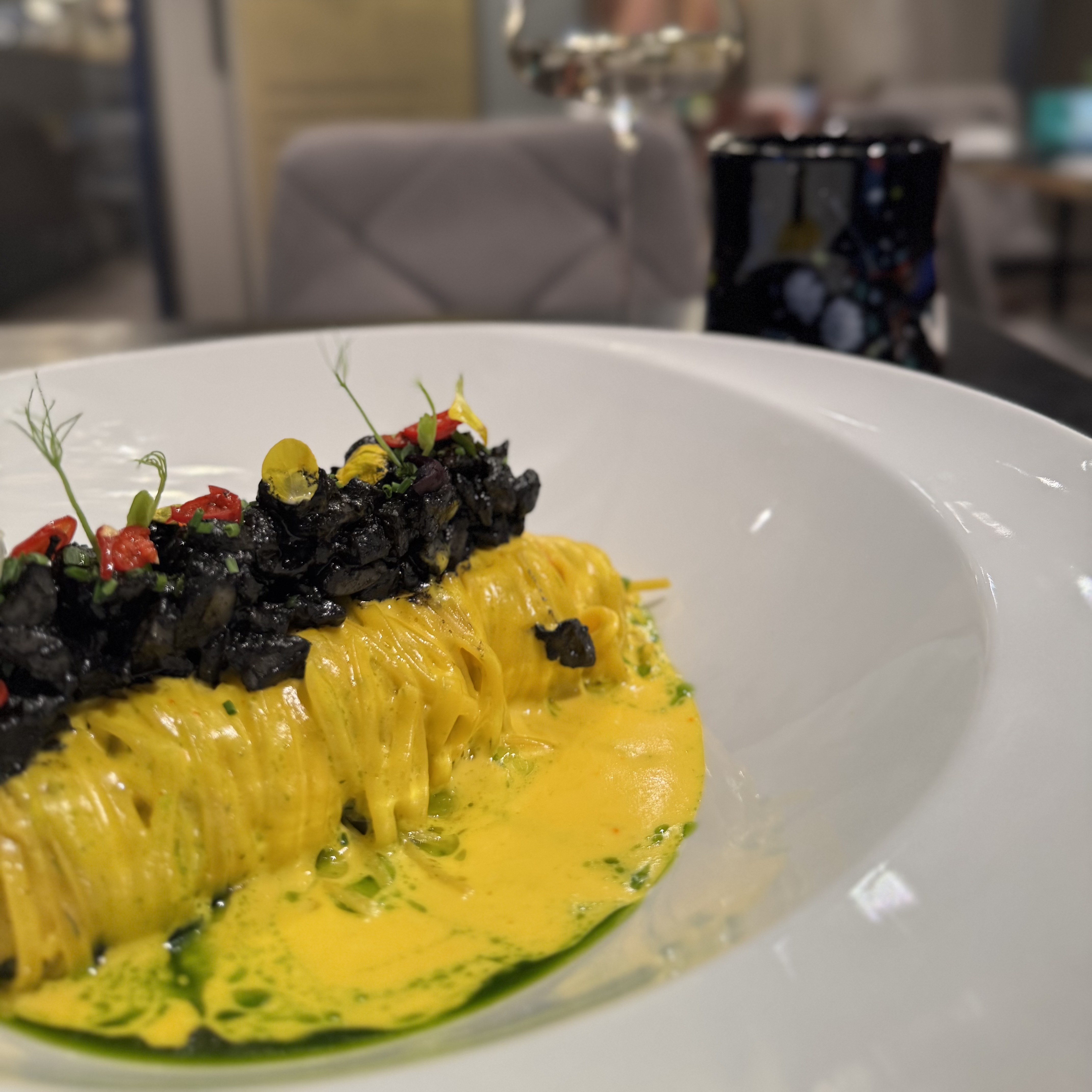 Raffinata pasta gialla con riso nero - fusion italiana a Venezia