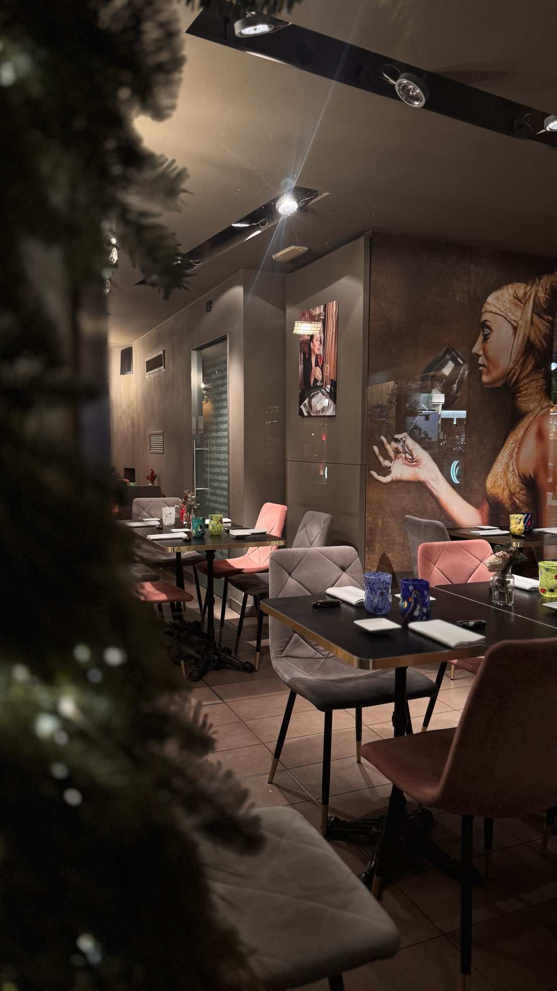 Interno ristorante Impronta Venezia - sala con opere d'arte