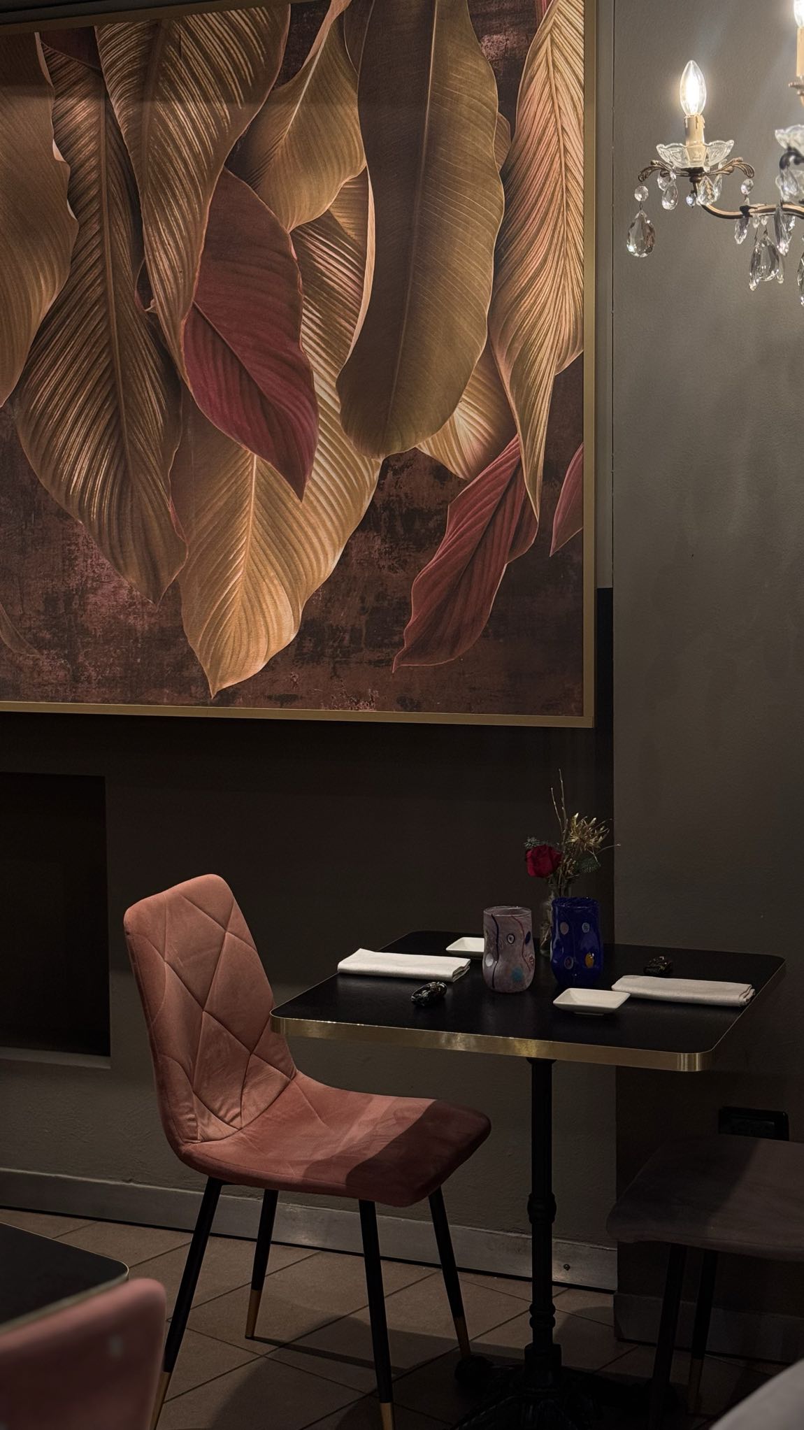 Interno ristorante Impronta Venezia - dettaglio tavolo con quadro foglie