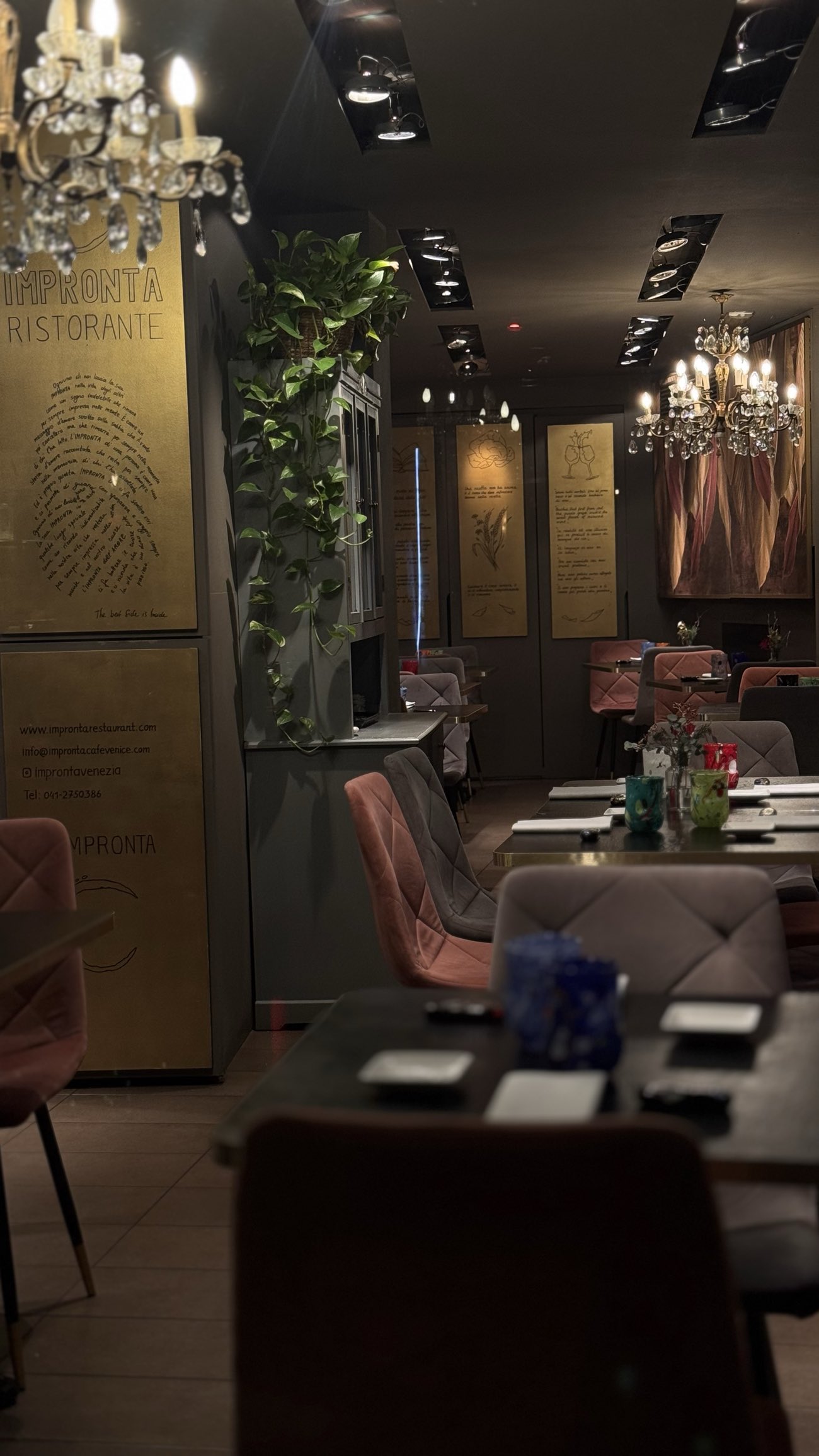 Interno ristorante Impronta Venezia - sala principale con lampadari